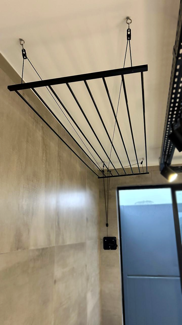 Varal Tradicional de Teto Preto com Manivela