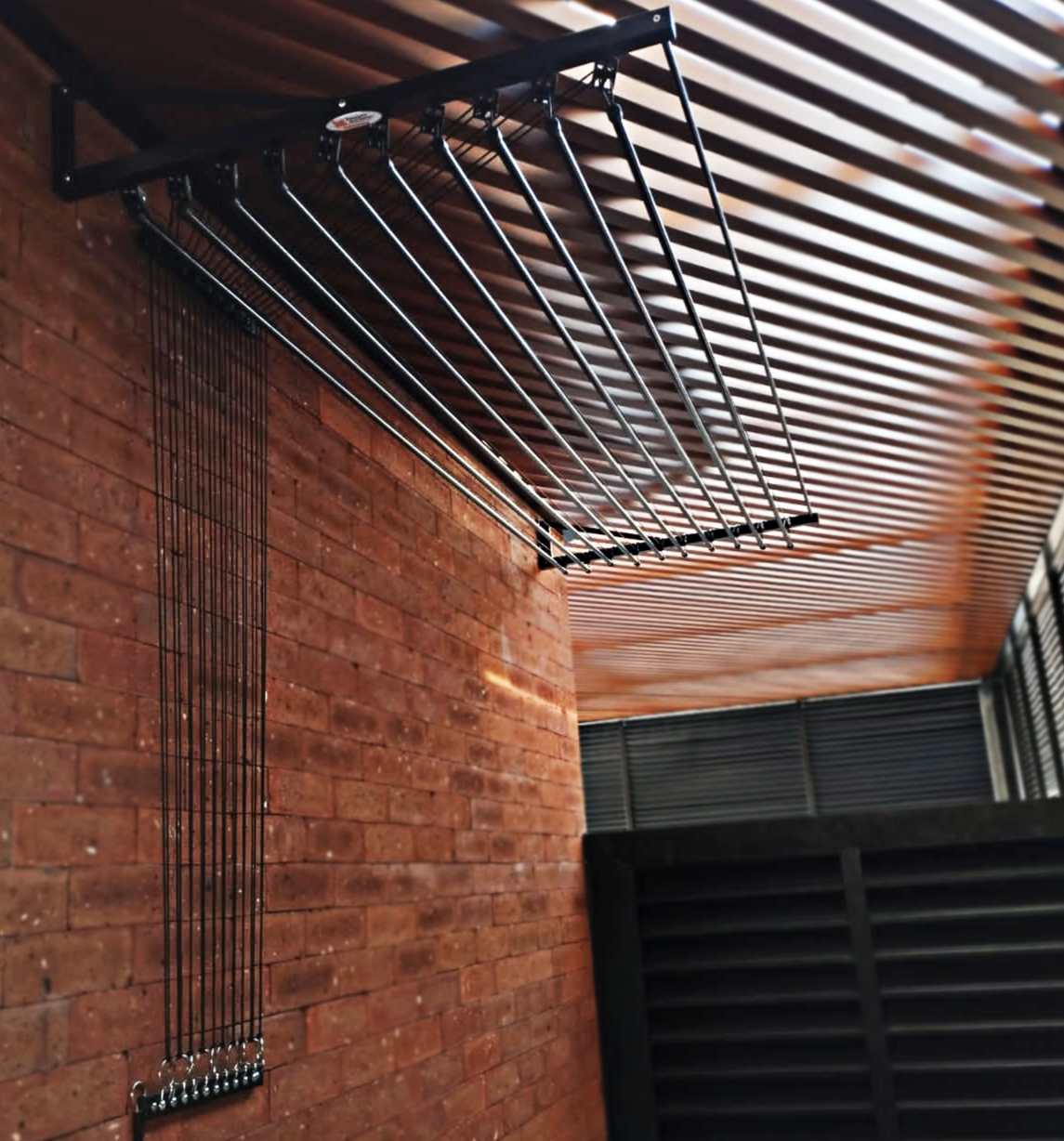 Varal Individual de Parede com Jogo de Roldanas Preto