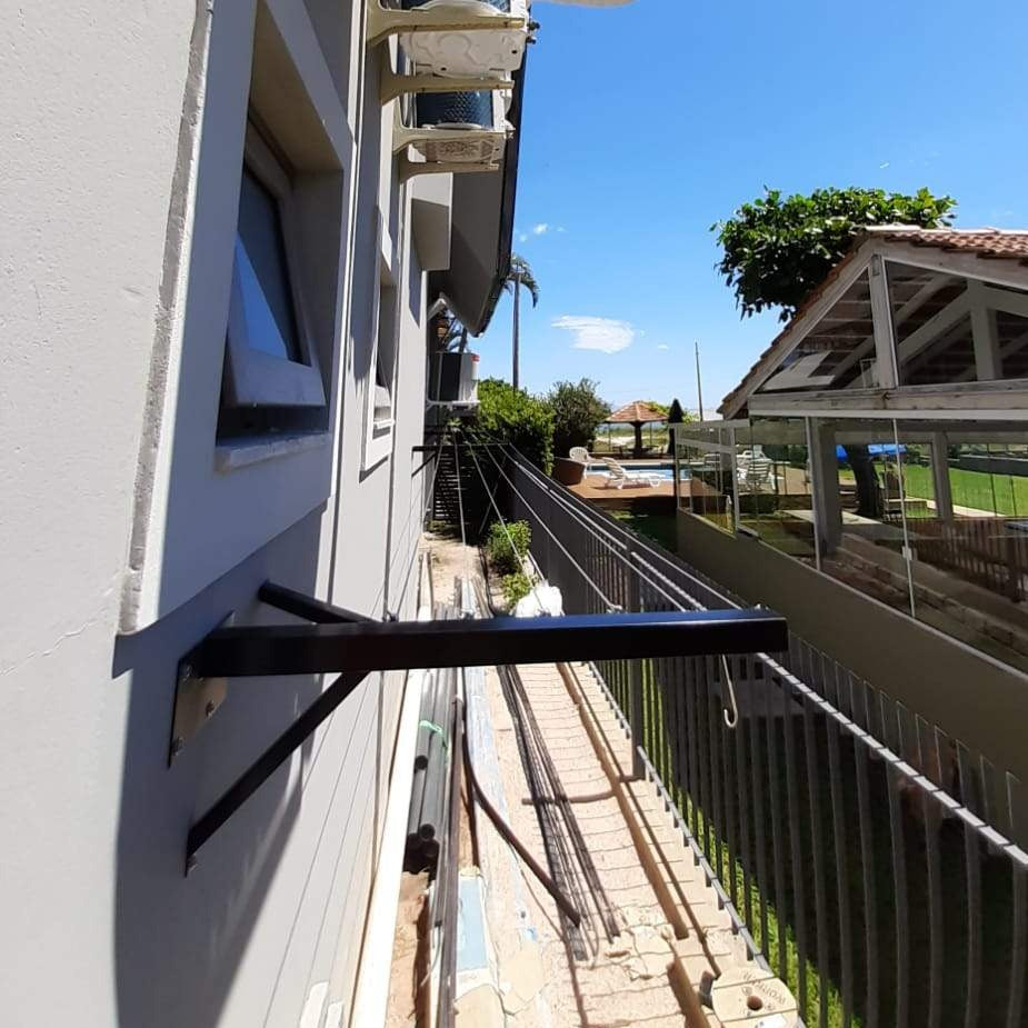 Varal Artesanal de Muro Fixo