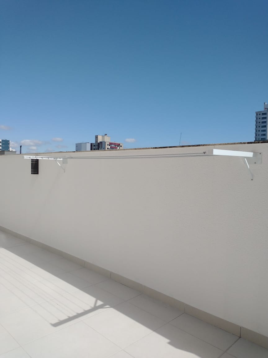 Varal Artesanal de Muro Fixo