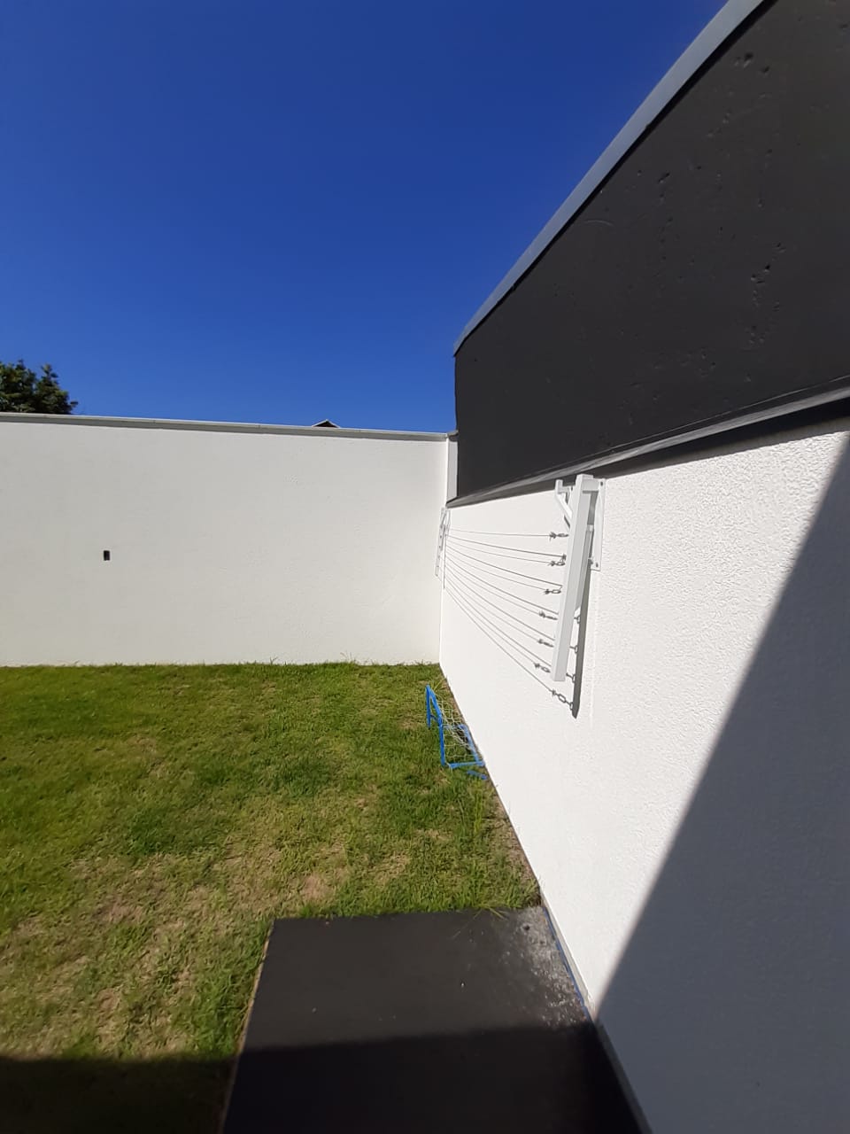 Varal Artesanal de Muro Retrátil