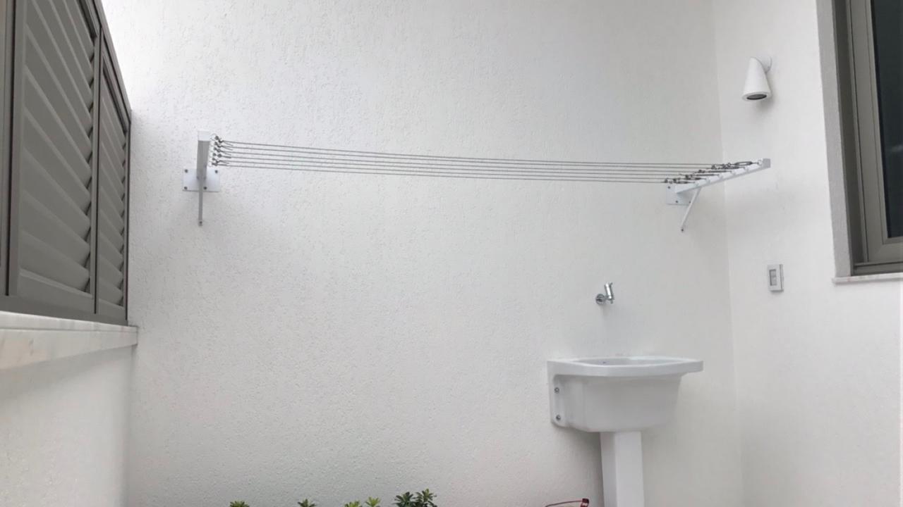 Varal Artesanal de Muro Fixo